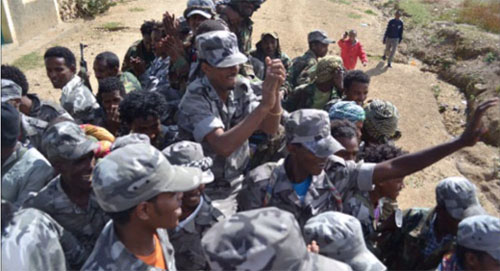 مقاتلى الجبهة الديمقراطية الارترية المتحدة على الحدود الاثيوبية فى اغسطس 2013 (صفحة الحركة فيسبوك )