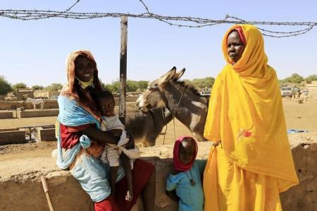 إقرأ الموضوع نساء من قرية تابيت في ولاية شمال دارفور في غرب السودان حيث اتهمت منظمة هيومن رايتس ووتش جنودا سودانيين باغتصاب نساء هناك ينتظرن الحصول على مياه في 20 نوفمبر تشرين الثاني 2014. تصوير محمد نور الدين عبد اللله - رويترز