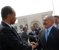 الرئيس اليمنى المخلوع على عبدالله صالح يودع ، اسياس افورقي عقب مشاركته في افتتاح بطولة خليجي 20 باليمن، 23/11/2010 (سبا)