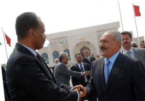 الرئيس اليمنى المخلوع على عبدالله صالح يودع ، اسياس افورقي عقب مشاركته في افتتاح بطولة خليجي 20 باليمن، 23/11/2010 (سبا)