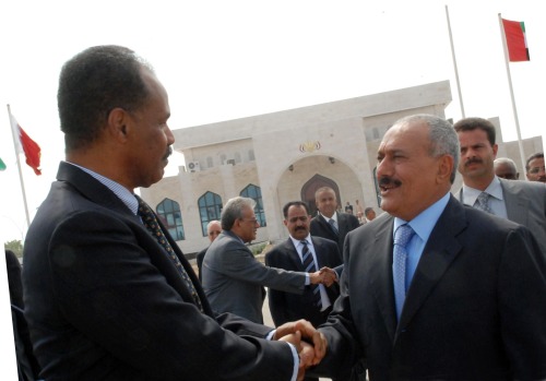 الرئيس اليمنى المخلوع على عبدالله صالح يودع ، اسياس افورقي عقب مشاركته في افتتاح بطولة خليجي 20 باليمن، 23/11/2010 (سبا)