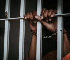 اليائسون من السجناء يحاولون في كثير من الأحيان الهروب إلا أنهم في الغالب ما يُقتلون بإطلاق الرصاص عليهم (شترستوك)